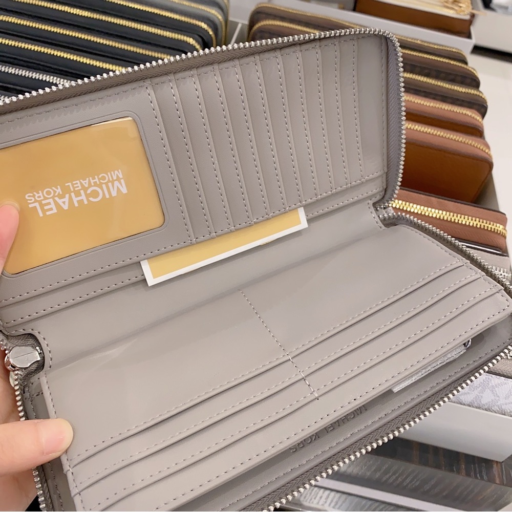 MICHAEL KORS Large Logo Continental Wallet - Picture 4 of 5